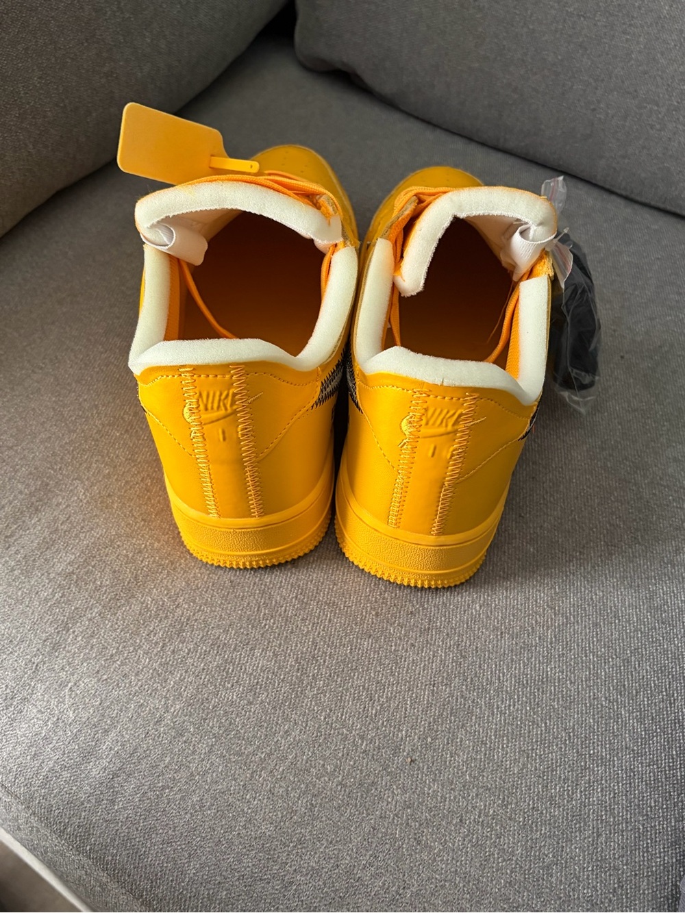 Size 13 - Nike Air Force 1 Low OFF-WHITE University Gold Metallic Silver - Picture 4 of 6